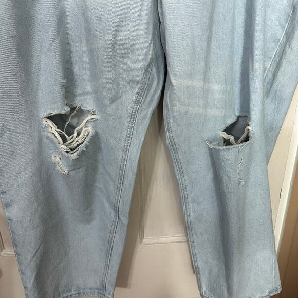 Old Navy Womens Jeans Mid Rise Slouchy Taper Size 26 Light Wash Button Fly Blue - Picture 4 of 9